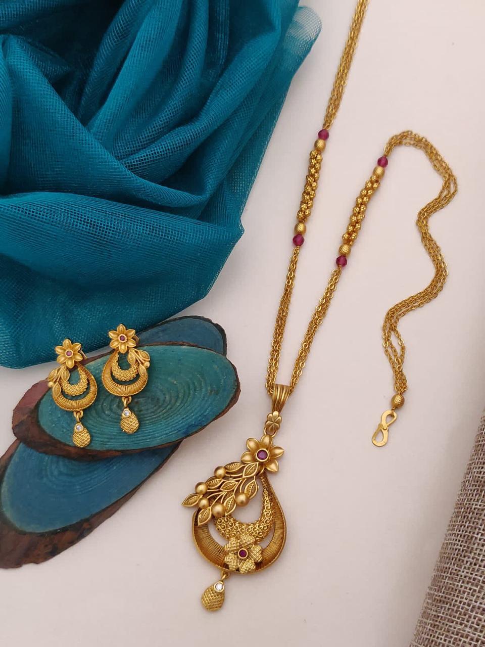 500Count Gold Plated Antique Pendant Necklace Set with 2 Earrings